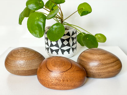 Holzurne River Stones Lorbeerholz - Sehr klein