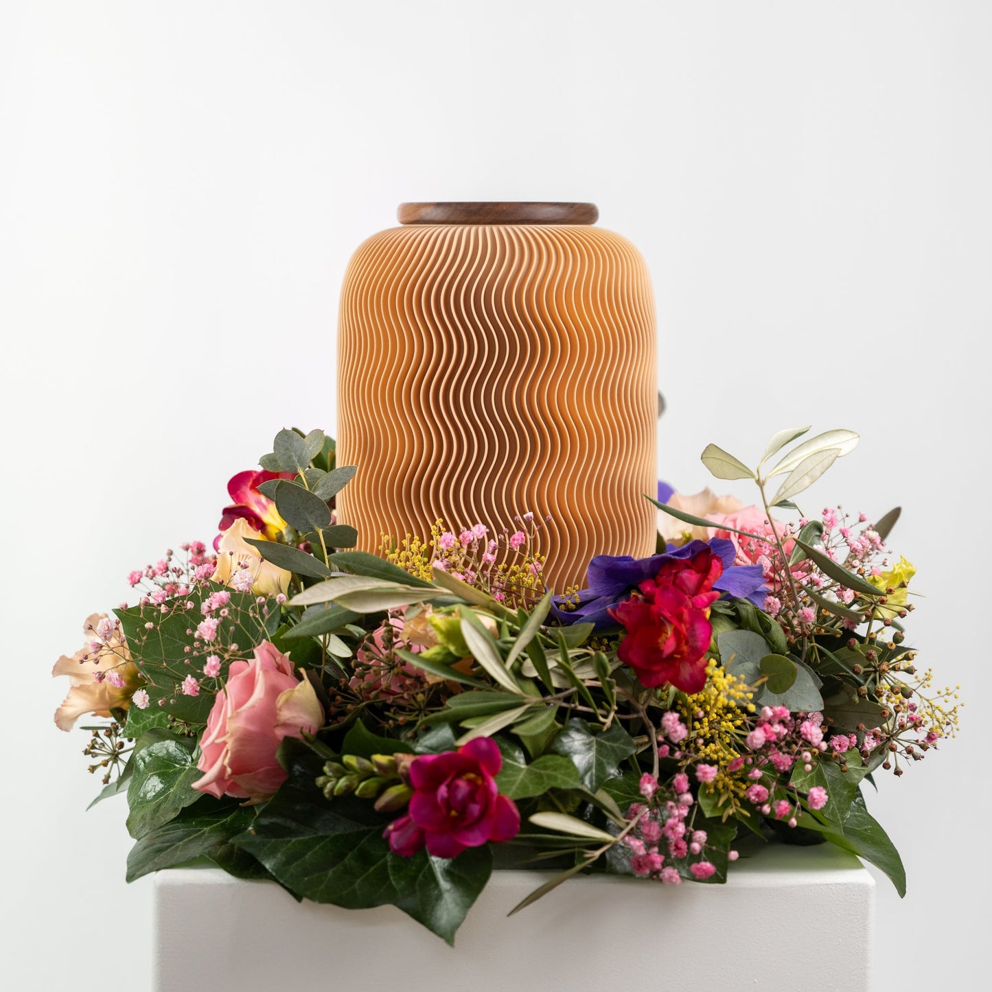 Nami urn made of wood fibers